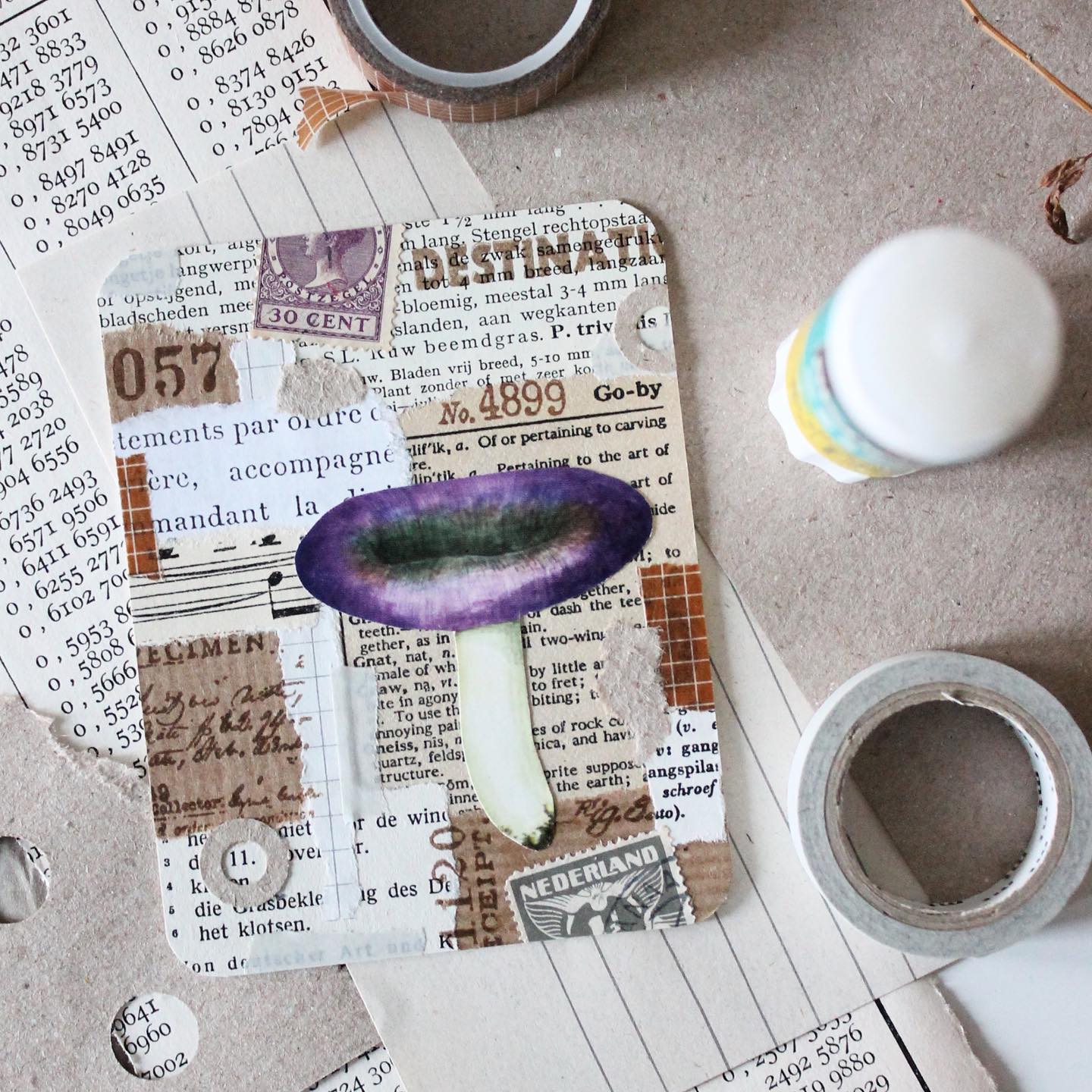 De schaar zetten in mooie papierwaren valt niet iedereen even makkelijk. Ik herken het. Het duurde even voordat ik het durfde met postzegels. Juist die prachtige exemplaren, waar ik er maar een paar van heb. In collages werkt het heel goed wanneer je knipsels net buiten het kaartje laat vallen. Zo lijkt je werk optisch groter. Het voordeel van zeldzame postzegels doorknippen? Je kunt de andere helft op een volgende collage weer gebruiken. Zo is de ‘pijn’ gelijk een stuk minder en je voorraad ineens een keer zo groot!