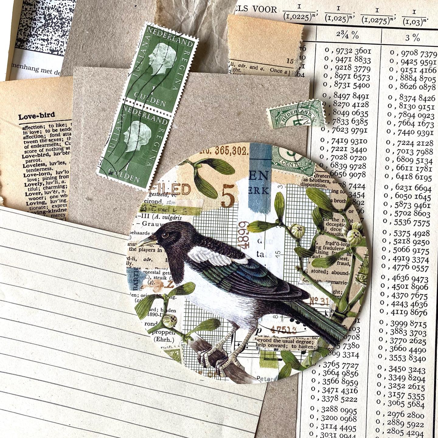 Het knippen van prenten uit oude natuurboeken vind ik vaak heerlijk ontspannend. De blaadjes en stengels op deze prent brachten een iets grotere uitdaging met zich mee, zo fragiel en verweven met elkaar. Met een ronde collage vallen prenten al gauw buiten het kaartje. Dat laat zich makkelijk oplossen door het overschot te hergebruiken, zoals ik hier deed door de blaadjes die over waren links terug te laten komen. Door het blad over de vogel te plaatsen ontstaat gelijk iets van diepte. Leuk om te proberen!