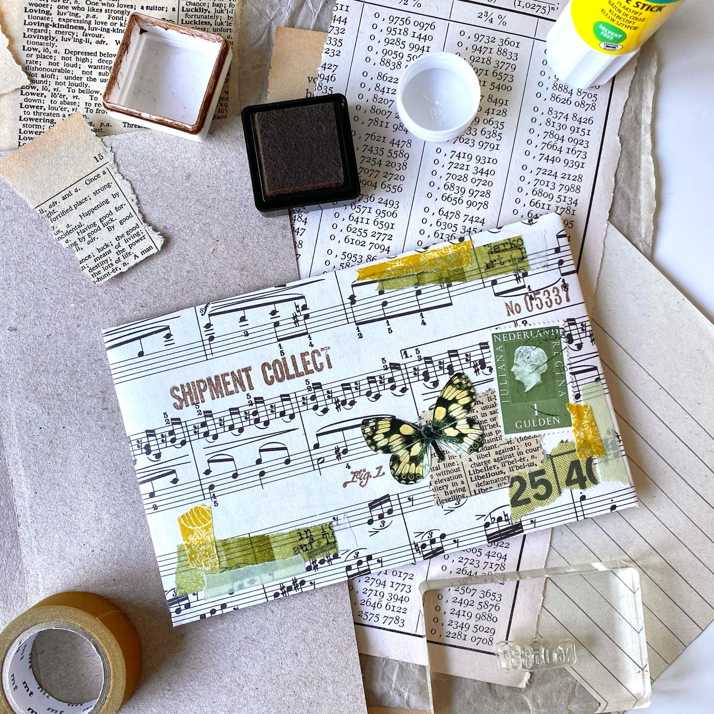 De tijd van de vlinders breekt aan. Ik geniet er elk jaar opnieuw van. Langzaam richting de zomer, met steeds meer kleur op mijn collages en post. Dit fijne lichtgele exemplaar vond vanmorgen een plekje op een bestelling postzegels, zoals altijd ingepakt in bladmuziek uit de kringloop. Ik vind het zo’n fijne manier van hergebruik en zie de collages op verpakkingen zelfs geregeld opnieuw gebruikt worden als decoratie van een journal, geweldig leuk!