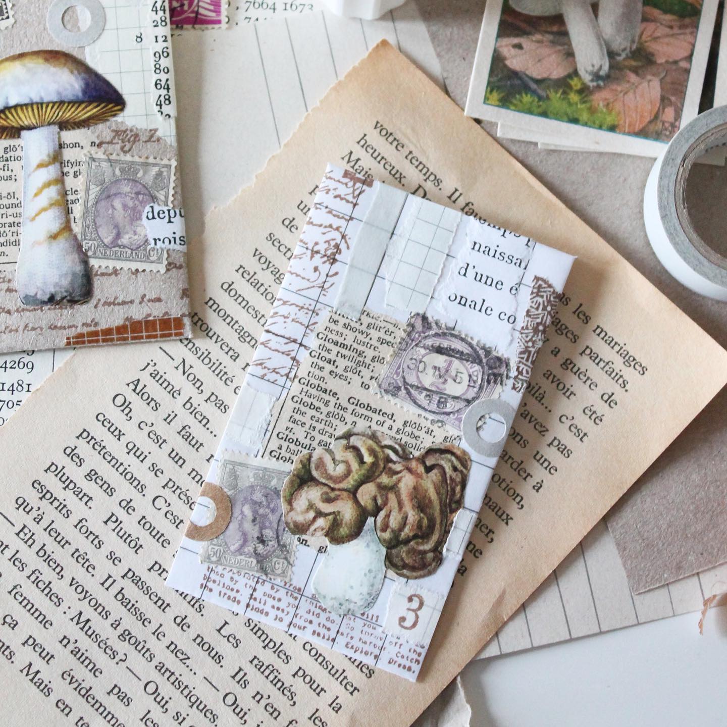 Is er bijzonder papier nodig om snailmail mee te maken? Ik vind van niet. Dit zakje vouwde ik van ruitjespapier uit een schrift. Zo simpel kan het zijn. Een mooie prent en stempels doen de rest. Kleur breng ik graag mijn collages in met washi tape en vintage postzegels. De kleinste snippers zijn bruikbaar!