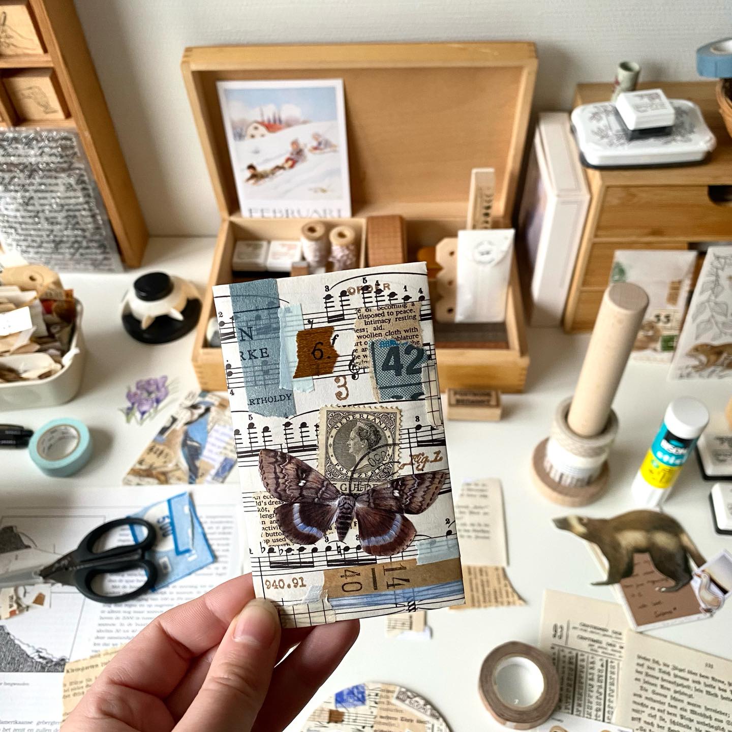 Toen ik deze vlinder gisteren op een bestelling plakte dacht ik dat het nog veel te vroeg in het seizoen zou zijn. Het combineerde zo mooi met het blauw dat ik de lijmstift toch zijn werk liet doen. Met het zachte weer van vanmiddag vlogen er pardoes drie citroenvlinders langs het raam, van die prachtig opvallende gele exemplaren. Wat is dat genieten na de lange winterdagen! Niets te vroeg.