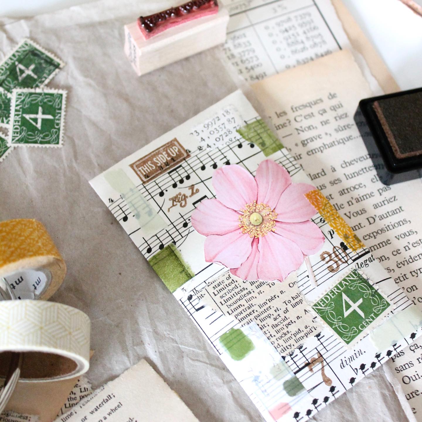 Maak je net als ik graag snailmail volgens de seizoenen, dan is de natuur om je heen vaak de beste bron van inspiratie. De weelde aan bloemen en geuren tijdens een wandeling, het brengt als vanzelf meer kleur in mijn creatieve werk. Bladerend door oude natuurboeken uit de kringloop betrap ik mezelf deze dagen erop te kiezen voor felle kleuren die ik anders laat liggen. De zomer is in aantocht, de langste dag kruipt langzaam dichterbij. Een prachtig seizoen, vol thema’s om te gebruiken in post en collages. Insecten, vlinders, bloemen in tig kleuren. Wat is jouw favoriet? Ik geniet mee! 🌸🌿