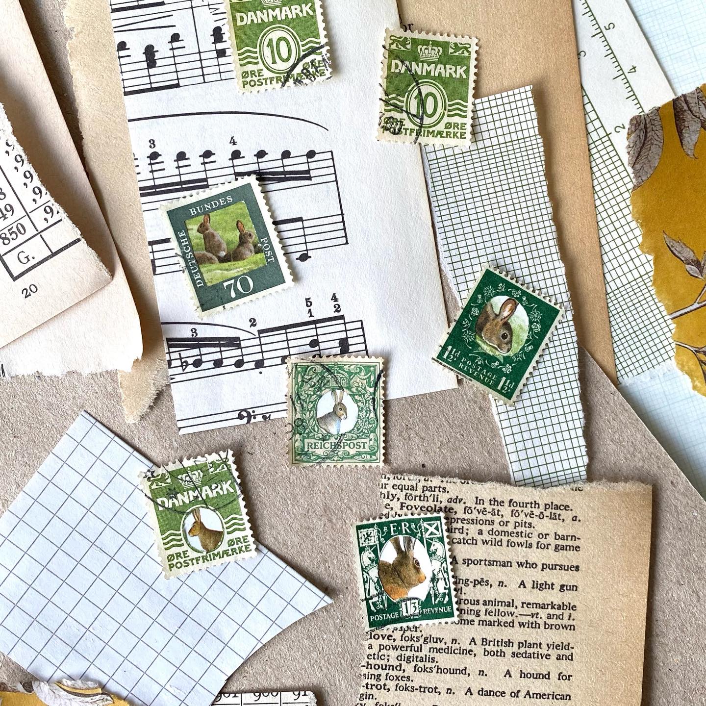 Deze DIY maak ik alle seizoenen met plezier. Hoe leuk is het om je eigen postzegels samen te stellen! Priegelwerk is het wel, de vensters zijn niet veel groter dan een centimeter. Een leuke uitdaging én fijne bestemming voor de allerkleinste plaatjes uit de mooie natuurboeken in de kast. De nieuwe set van 20 postzegels in groentinten, waarmee je ook deze DIY maakt, komt aanstaande donderdag online.