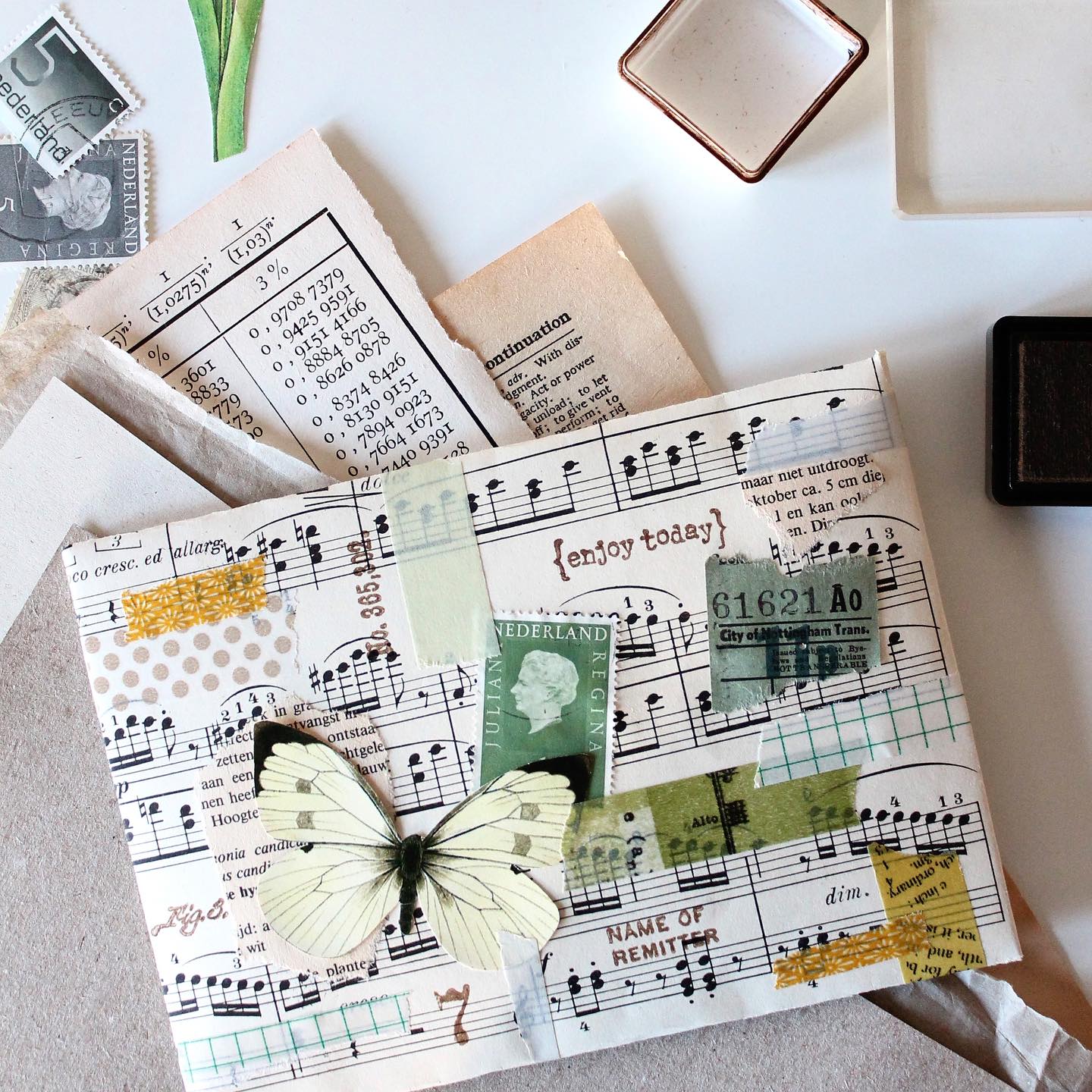 Wat zijn oude postzegels en tickets toch heerlijke kleurpotloden in een collage. Ik verzamel ze graag in kleine bakjes van keramiek op mijn bureau, altijd binnen handbereik. Net als rolletjes washi tape, ook een vaste waarde op mijn werkplek. Hoe zit dat bij jou? Welke stationery of papierwaren liggen altijd voor het grijpen? 🌿