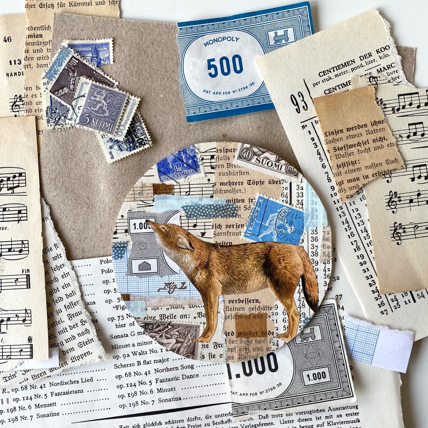 Ik ben dol op het maken van ronde collages. De vorm maakt het net iets uitdagender. Papier valt al gauw buiten het kader, het is soms net een kleine puzzel. Ik ging op zoek naar stevige viltjes zonder opdruk en vond heel fijne exemplaren. Het viltje, de blauwe postzegels en het vintage papier op de achtergrond zijn onderdeel van de nieuwste Vintage Paper Box. De viltjes komen binnenkort ook los online. Heerlijk om mee te experimenteren met knipsels uit mooie natuurboeken en oude postzegels.