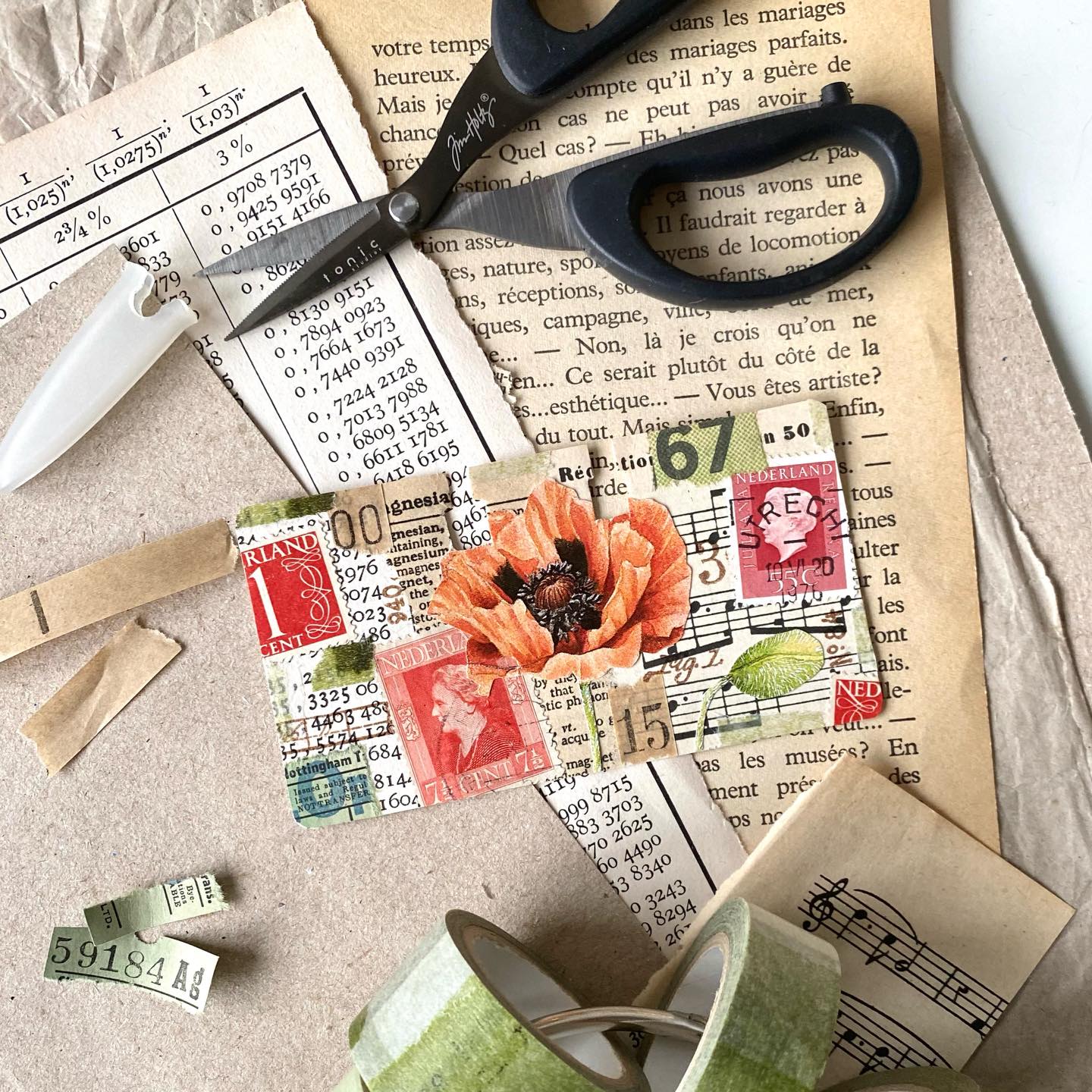 De klaproos die deze weken zo mooi bloeit mocht natuurlijk niet ontbreken op mijn rolodex. Dit is zo’n heerlijk project puur voor mezelf, om kleuren en technieken uit te proberen zonder van tevoren al een idee te hebben van de uitkomst. Altijd weer een verrassing om te zien wat er ontstaat!