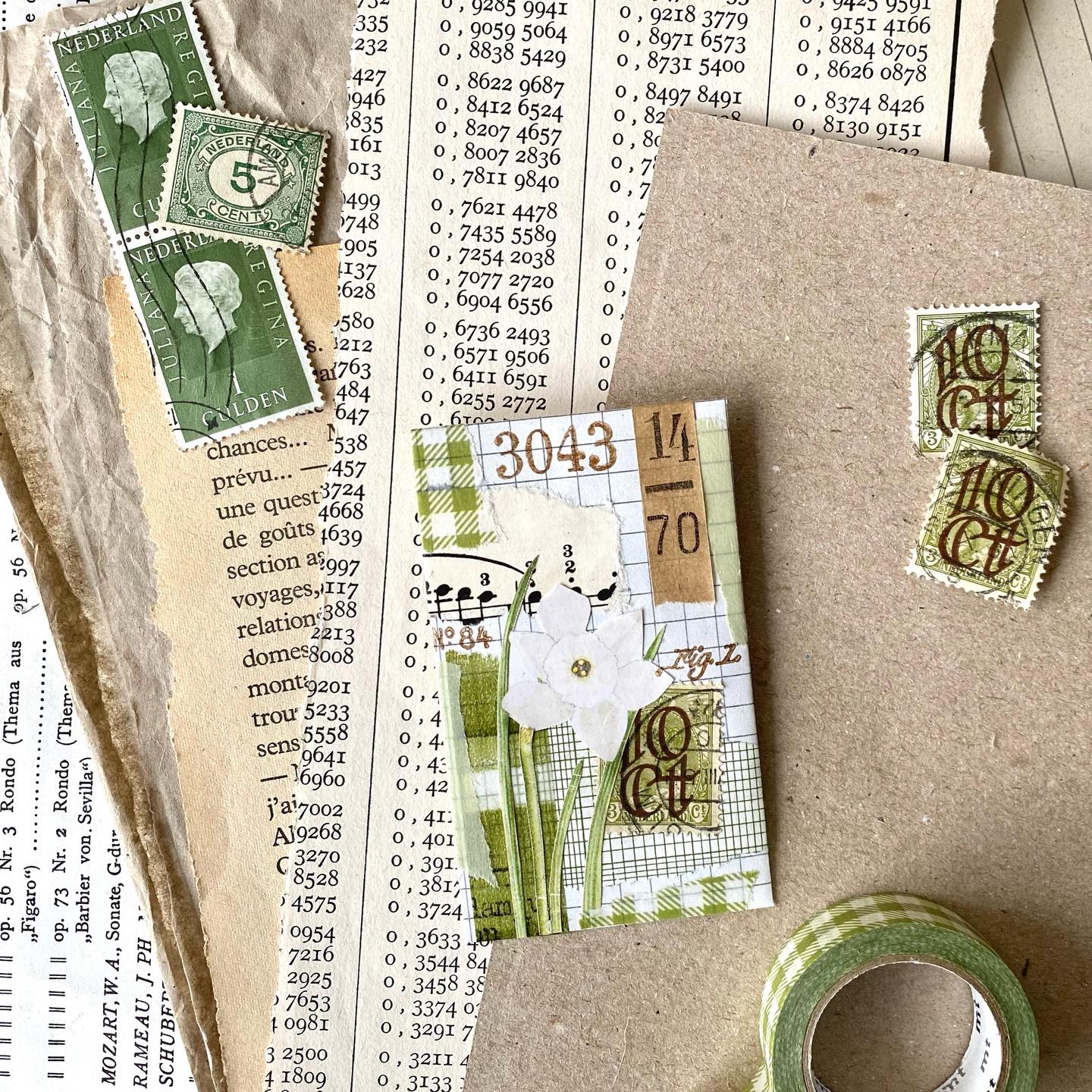 Weet je wat ik het leuke vind aan onze community op Instagram? Het inspireren van elkaar! Recent werk van @miran_1973 herinnerde me eraan hoe mooi de combinatie van wit en groen is, zonder dat het heel veel meer nodig heeft. Ik vouwde een klein zakje van ruitjespapier, om verder te beplakken. De kringloop ligt vol met deze schriften. Zo scoor je voor een klein prijsje al gauw een dik pak papier.