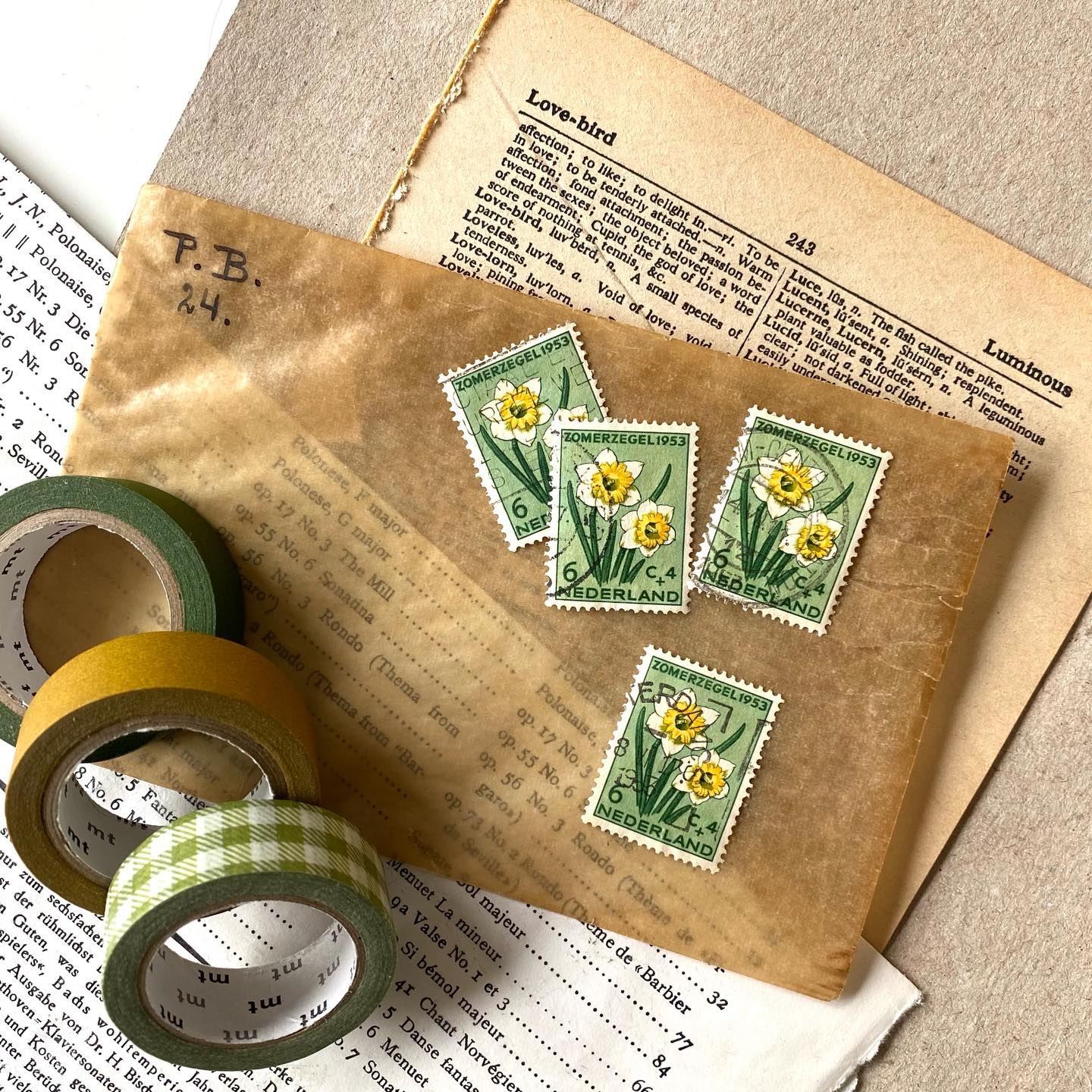 Ik werd vanmorgen geïnterviewd door een redacteur van het Collect Magazine van PostNL. Een hartstikke leuk gesprek over mooie postzegels, hergebruik van papierwaren en hoe het schrijven van brieven waardevolle vriendschappen op kan leveren. Het artikel laat nog even op zich wachten tot de zomer, tijdschriften werken vaak ver vooruit. De postzegels van de narcis vond ik in een oude verzameling. Pareltjes vind ik het!