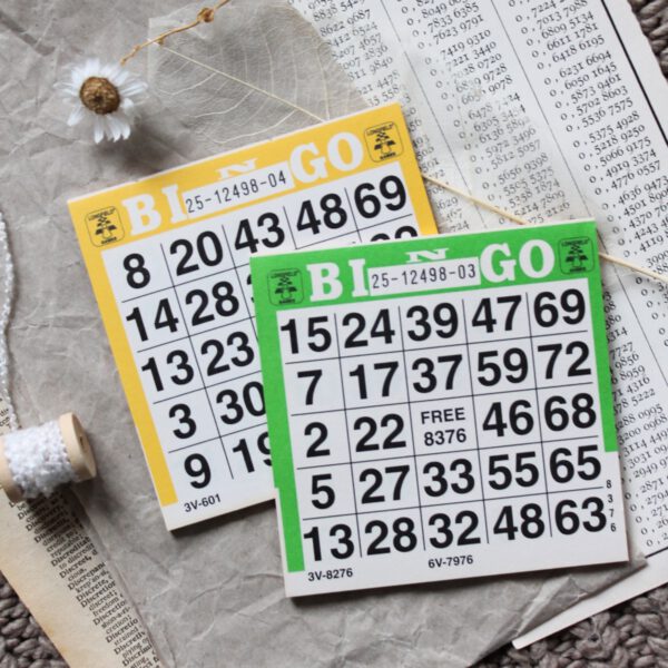 10 bingokaarten van dun papier - geel en/of groen