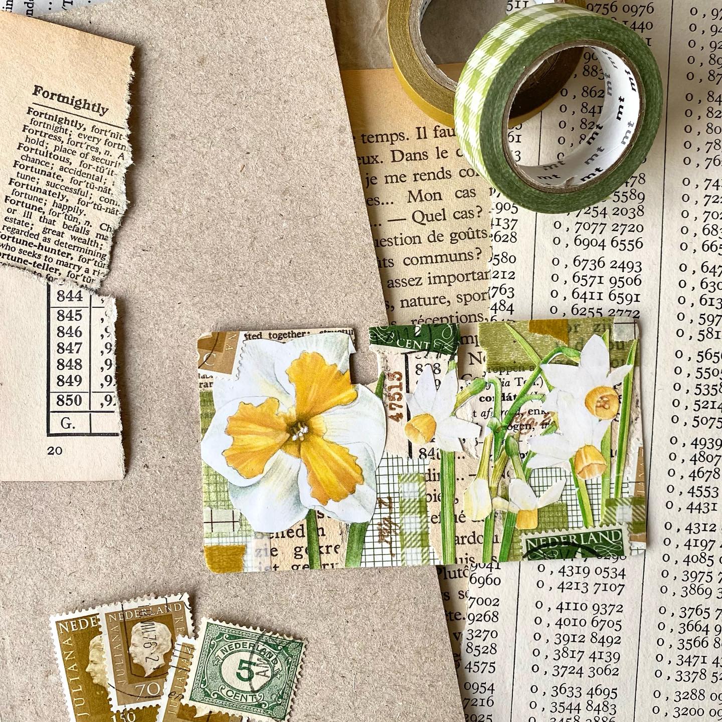 Deze witte narcissen vonden een plekje op een kaartje voor een rolodex, een roterend adressenboek. Zo leuk hoe stationery uit oude kantoren op deze manier een nieuw leven krijgen. De kaartjes zijn nog niet eens de helft van een ansichtkaart groot. Heerlijk om op te schuiven en plakken. Op zo’n klein oppervlak zijn vintage postzegels plots van flink formaat. Ik knip ze vaak doormidden, om ze tweemaal te gebruiken. Handig, want dat maakt je voorraad gelijk dubbel zo groot.